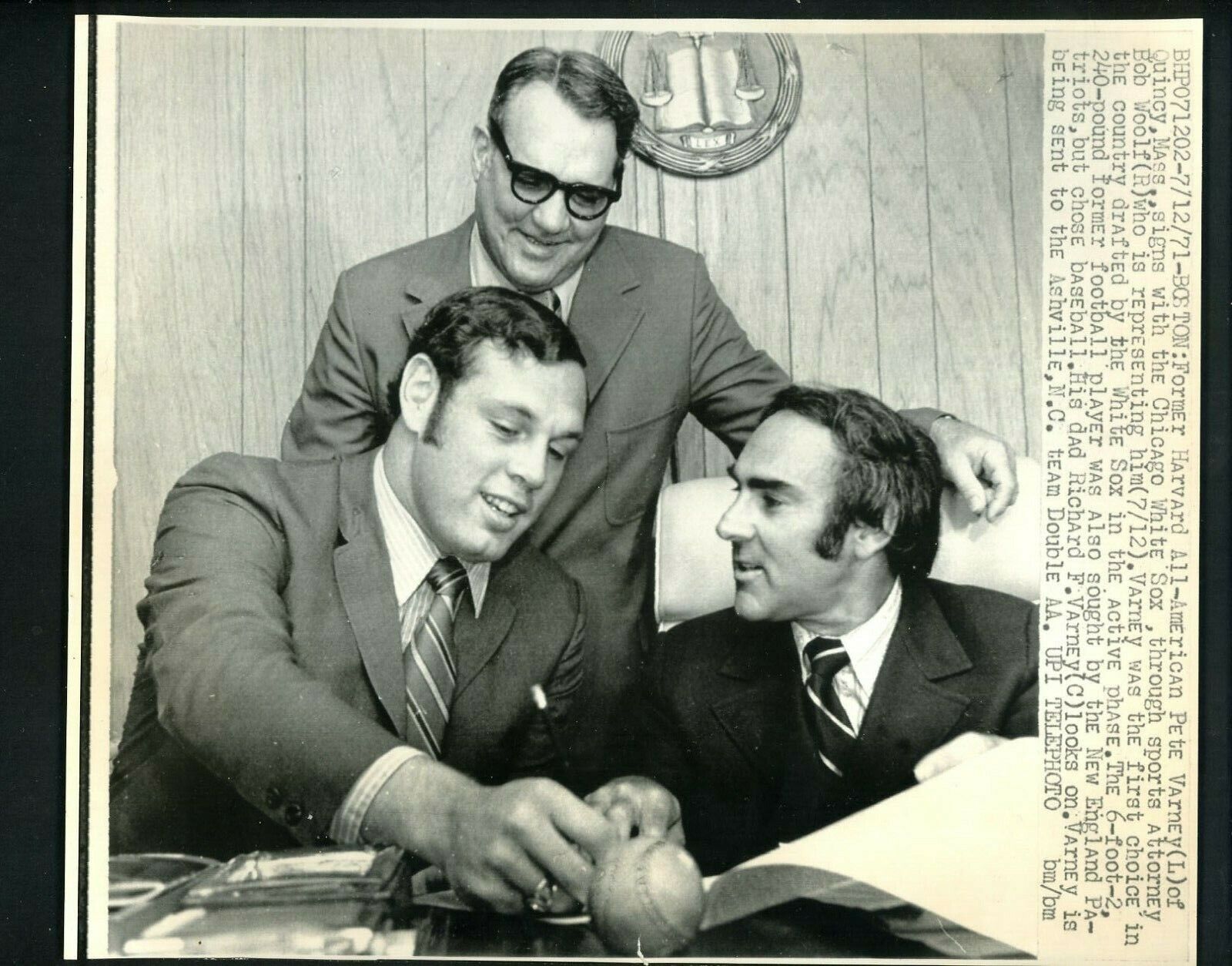 Pete Varney signs with Chicago White Sox 1971 Press Photo Poster painting agent Bob Woolf