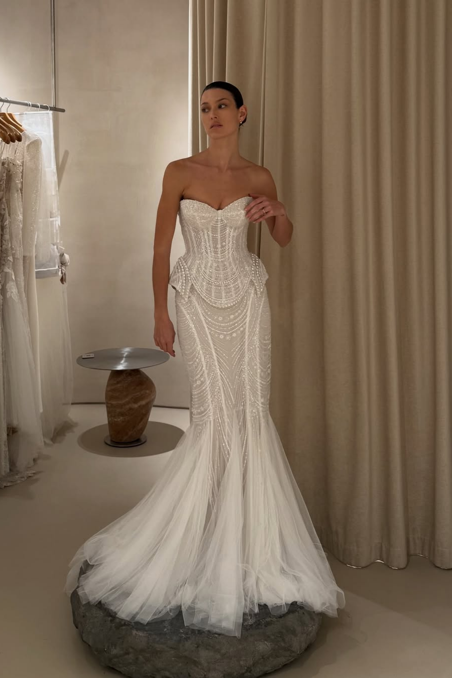 Lussooy Glamorous White Sleeveless Sweetheart Strapless Prom Dress with Beaded 