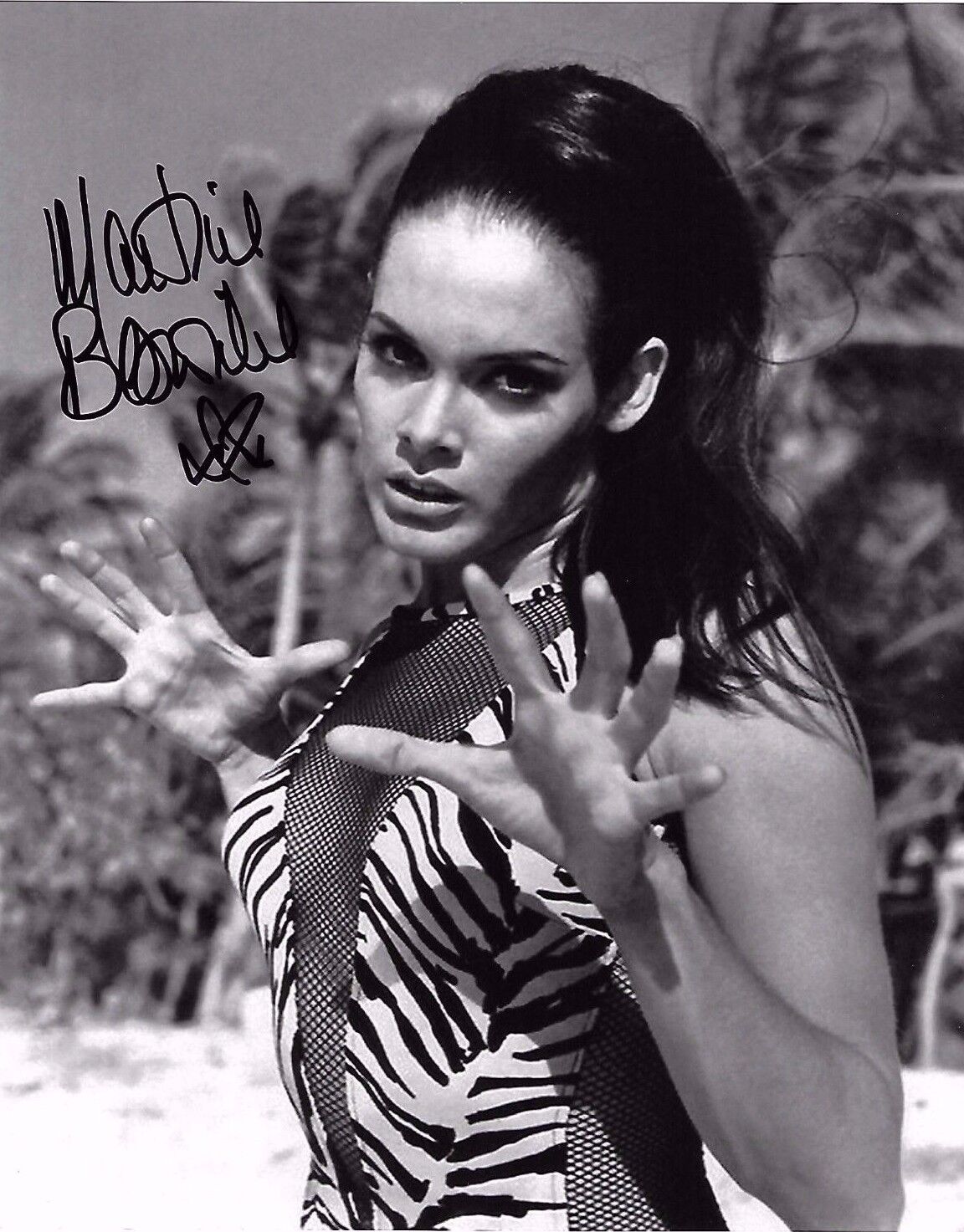 Martine Beswicke Signed 8x10 Photo Poster painting - James Bond BABE - THUNDERBALL - SEXY! G999