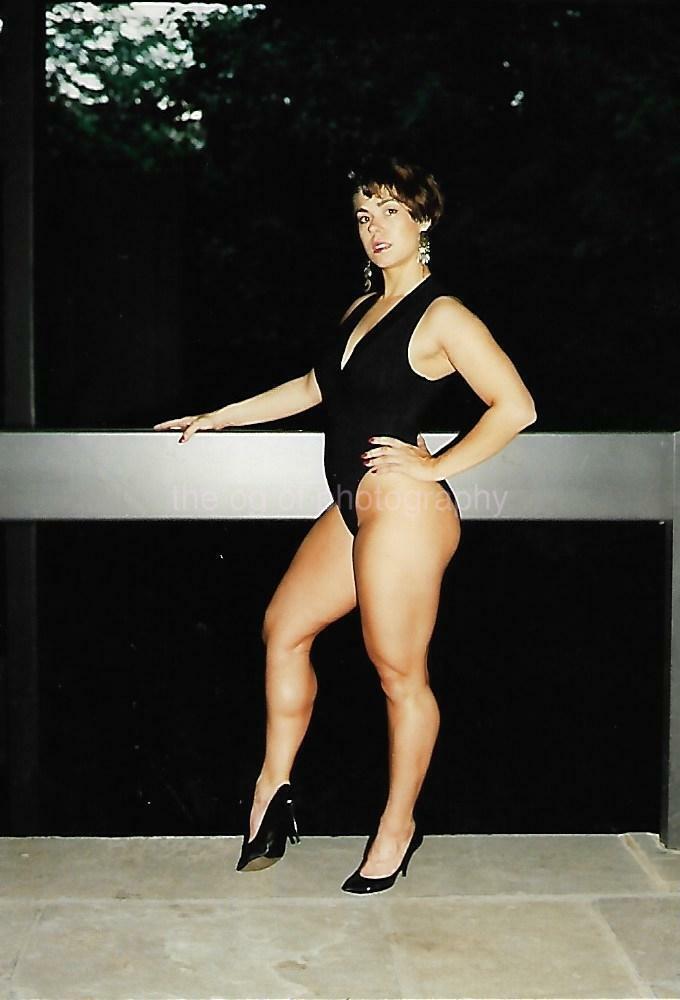 PRETTY LATINA 80's 90's FOUND Photo Poster painting Color VOLUPTUOUS WOMAN Original EN 110 34 I