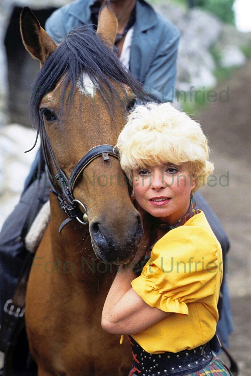 Ingrid Steeger with Horse - Photo Poster painting 20 X 30 CM Not Signed Nr 2-30