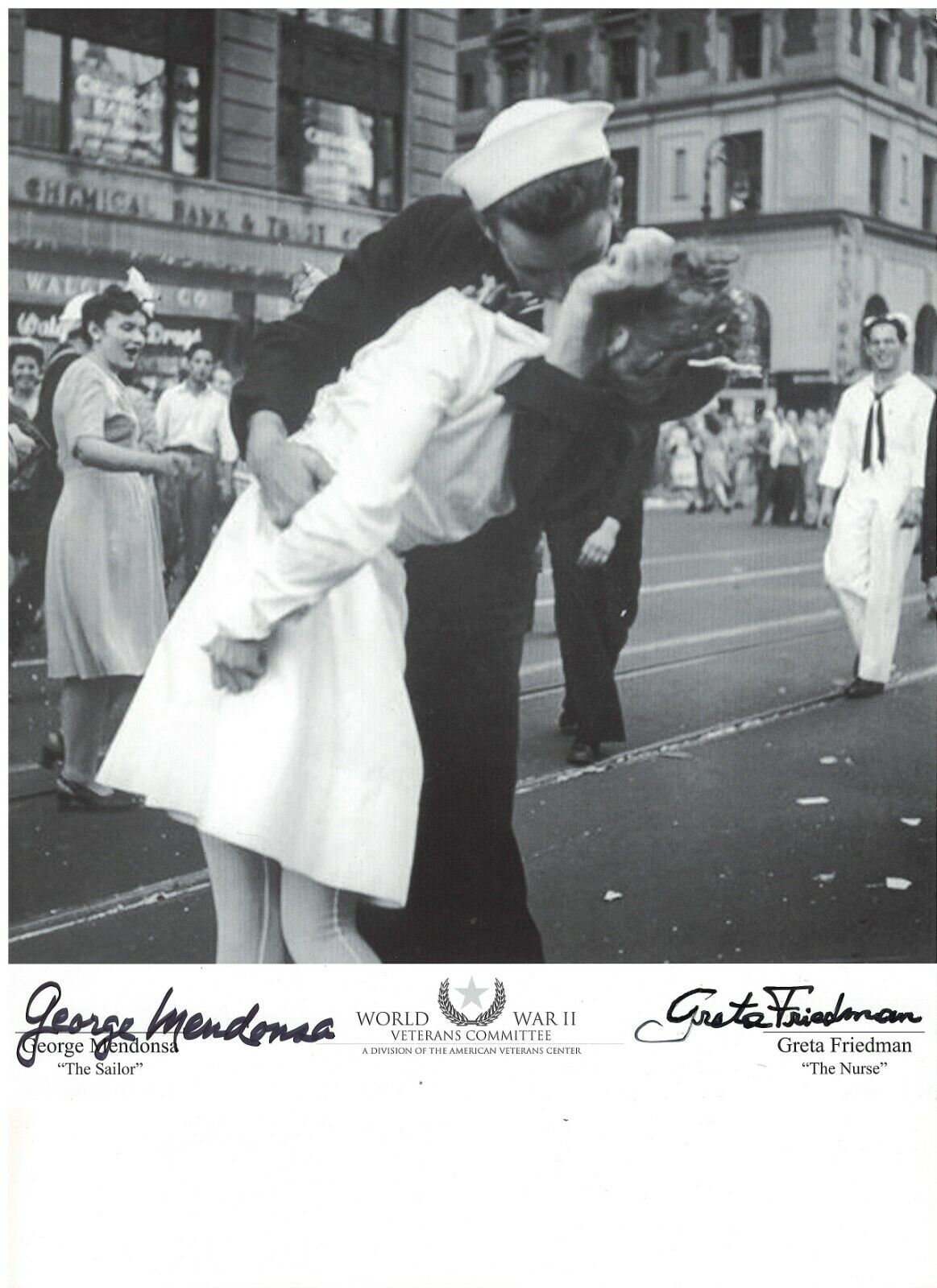 GEORGE MENDONSA & GRETA FRIEDMAN KISSING SAILOR & NURSE VJ DAY SIGNED Photo Poster painting