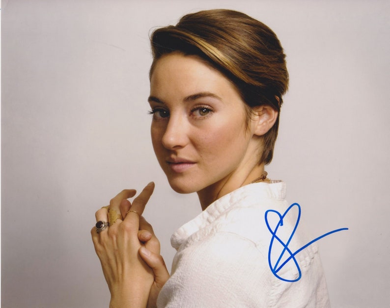 Shailene Woodley Signed Autographed Glossy 8x10 Photo Poster painting - COA Matching Holograms