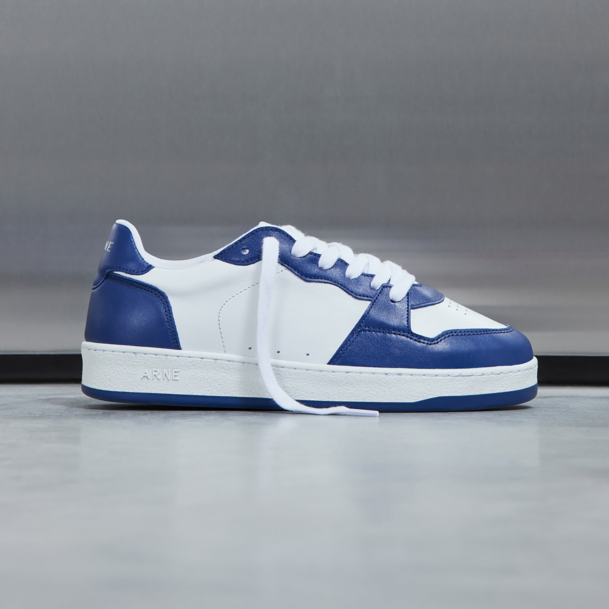 ARNE Basket Trainer in White / Navy