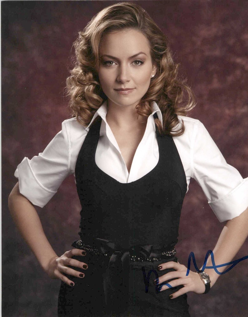 Becki Newton Signed Autographed Glossy 8x10 Photo Poster painting - COA Matching Holograms