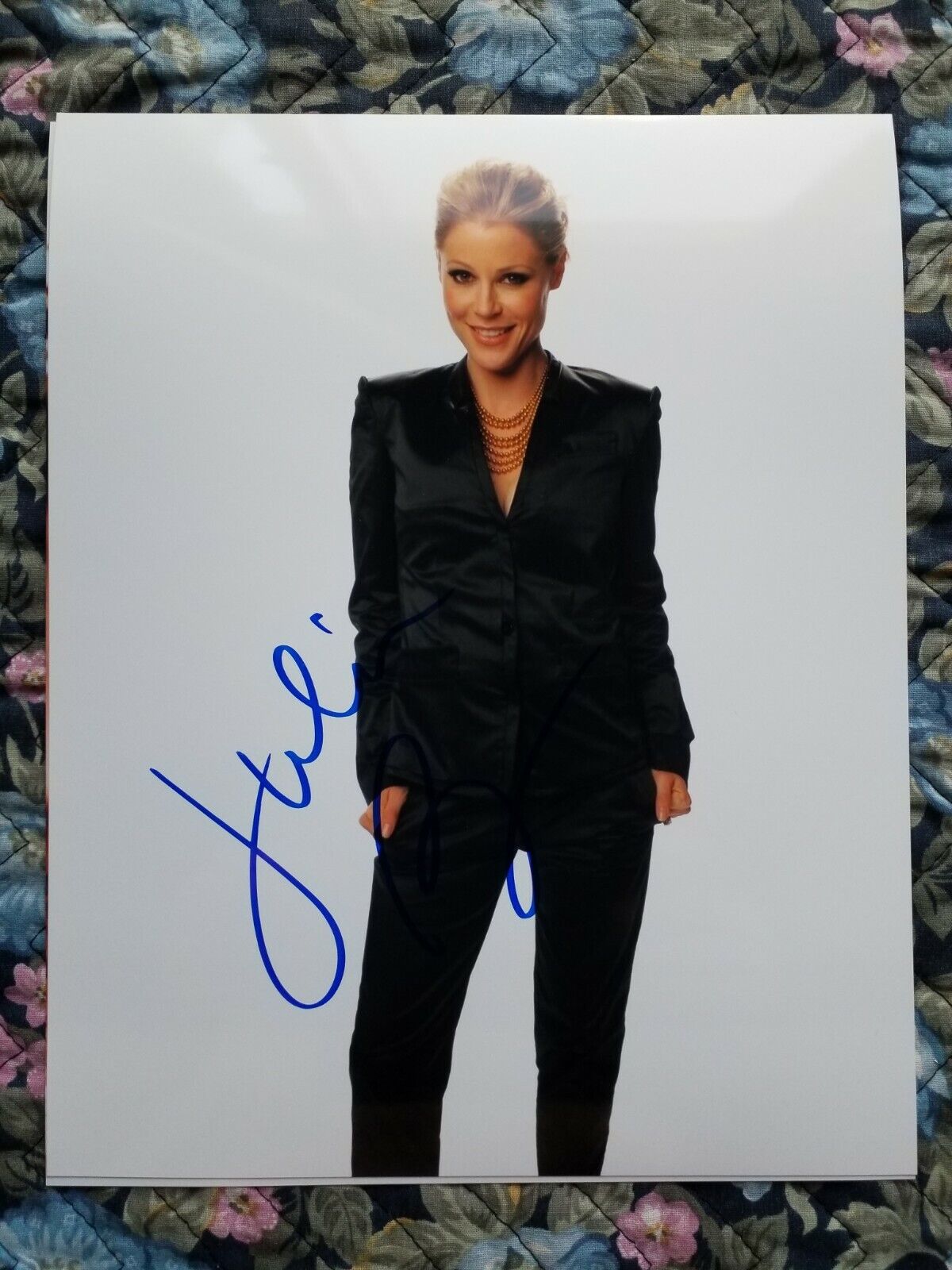 JULIE BOWEN Signed 8x10 Authentic AUTOGRAPH *MODERN FAMILY* HAPPY GILMORE