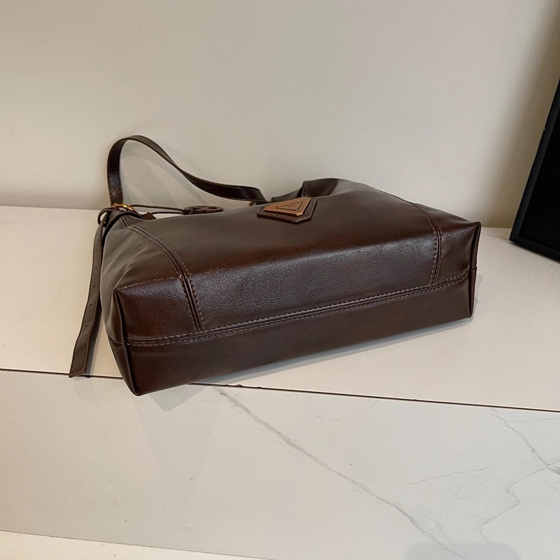 Women’s Medium Pu Leather Solid Color Classic Style Streetwear Square Zipper Underarm Bag