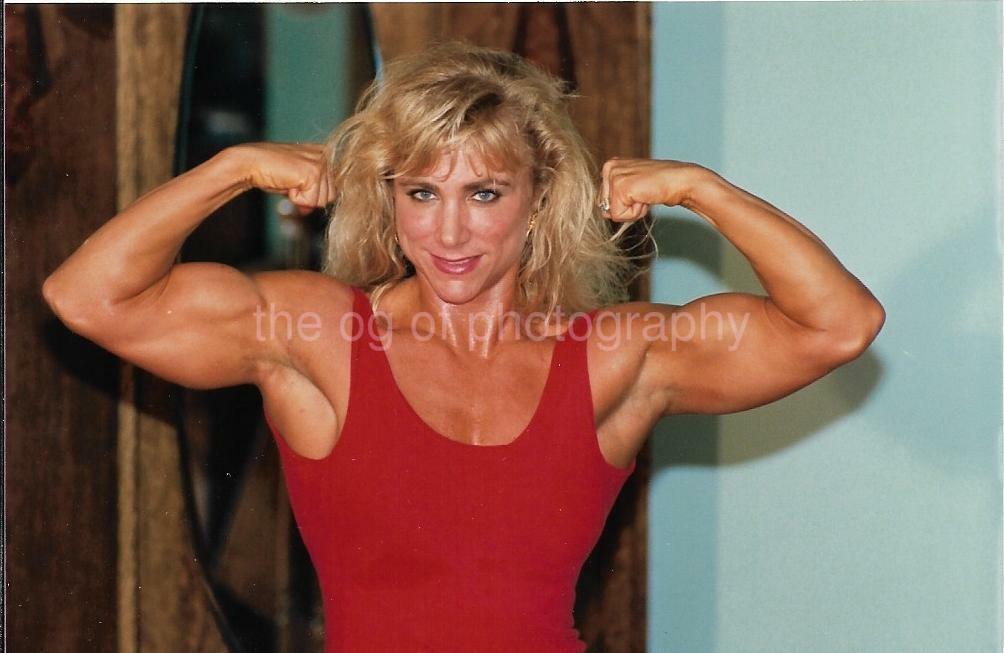 FEMALE BODYBUILDER 80's 90's FOUND Photo Poster painting Color MUSCLE WOMAN Original EN 22 40 Z