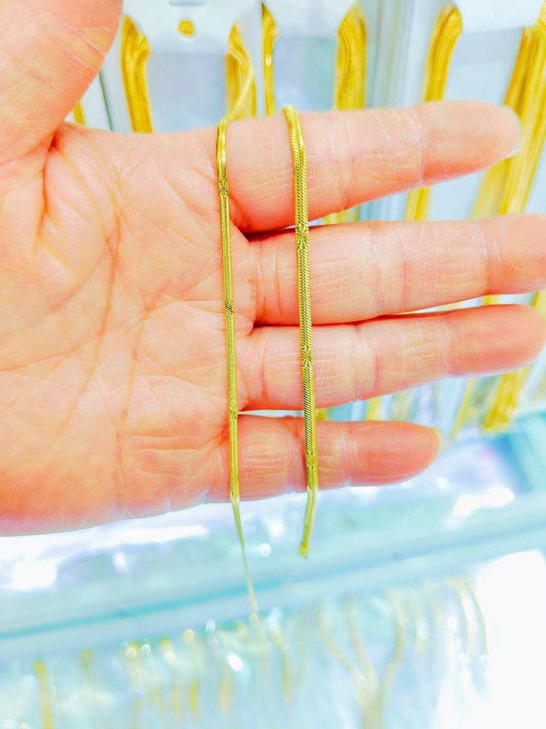 Interchangeable chains that can be worn as a minimalist necklace.