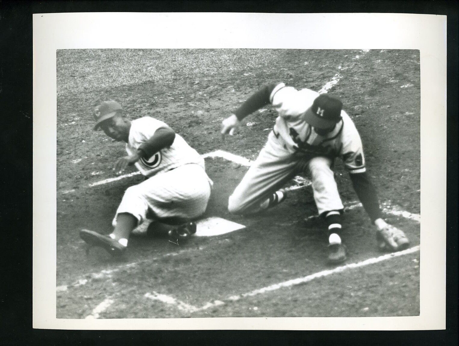 Ernie Banks & Ernie Johnson 1958 Press Photo Poster painting Chicago Cubs Milwaukee Braves