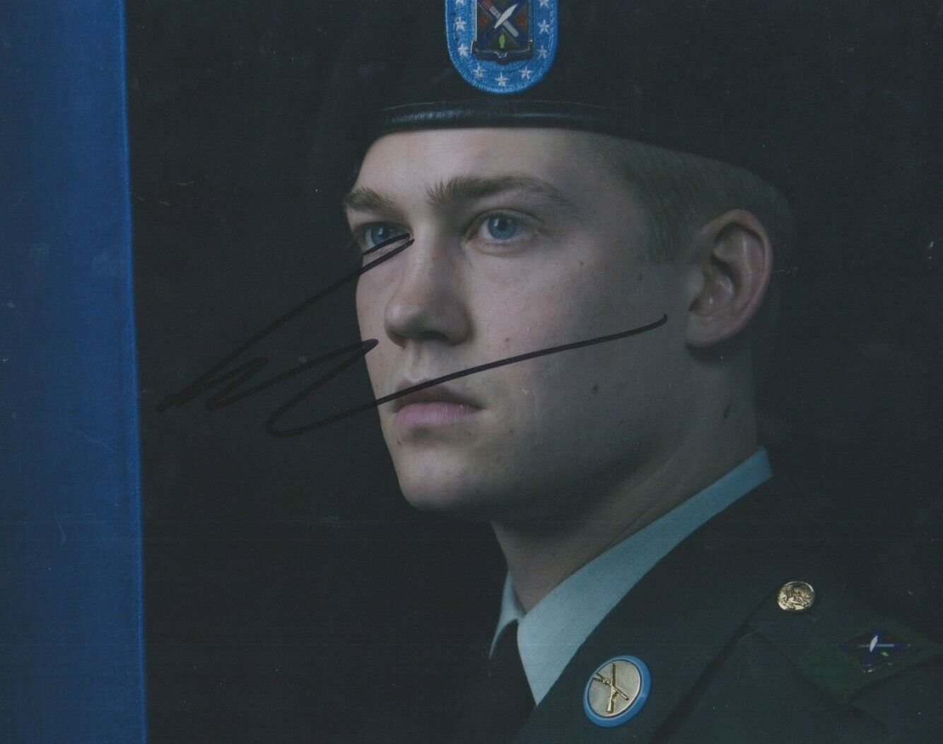 Joe Alwyn **HAND SIGNED** 10x8 Photo Poster painting ~ Billy Lynns Long Halftime ~ AUTOGRAPH