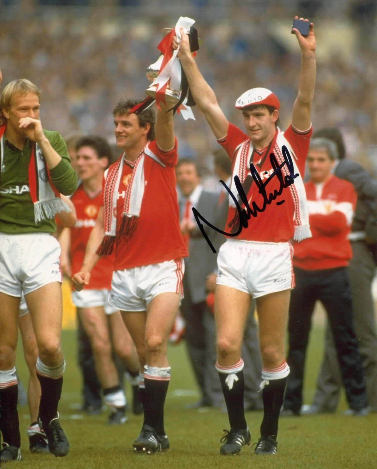 Manchester United legend Norman Whiteside signed FA Cup win 8x10 Photo Poster painting