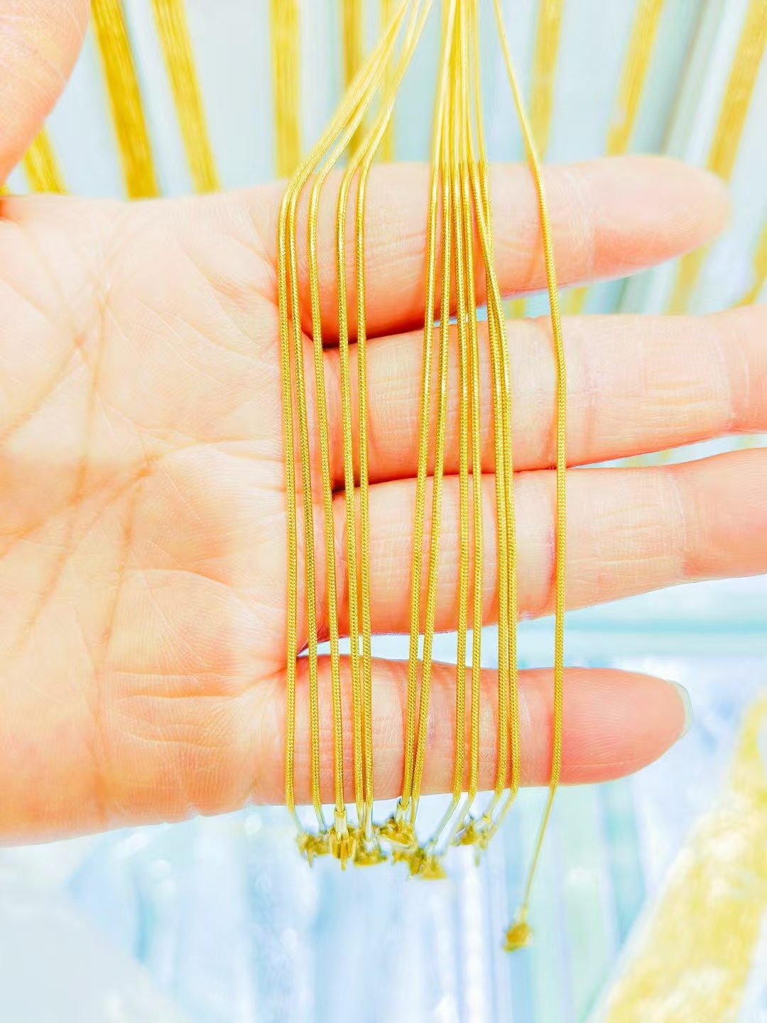 Interchangeable chains that can be worn as a minimalist necklace.