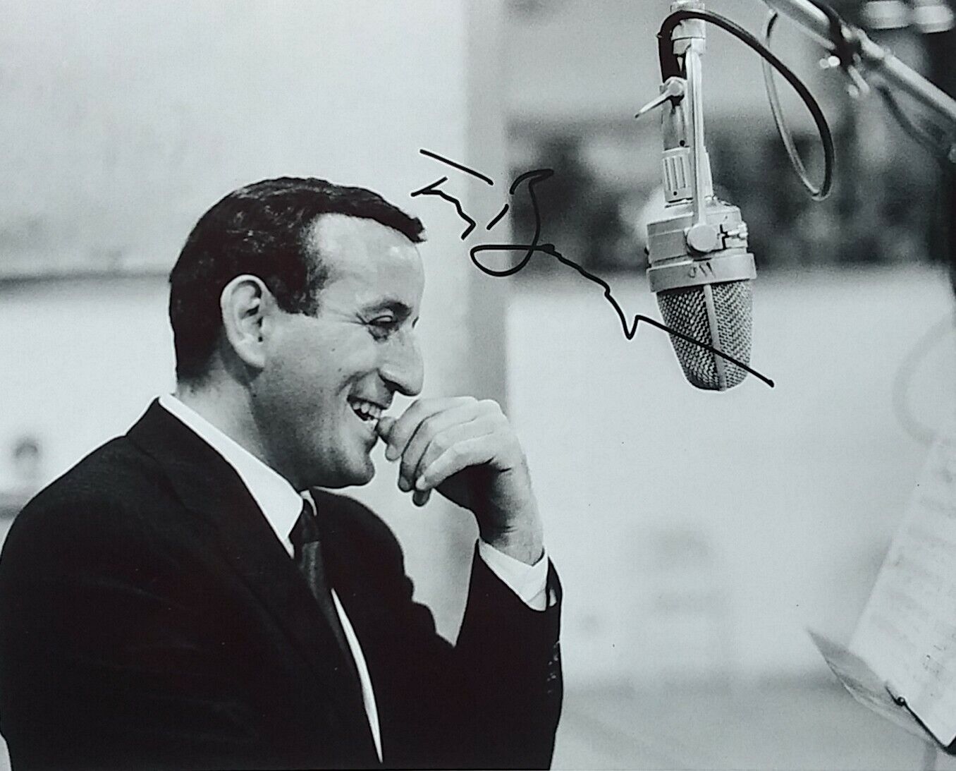 Tony Bennett signed 8 x 10