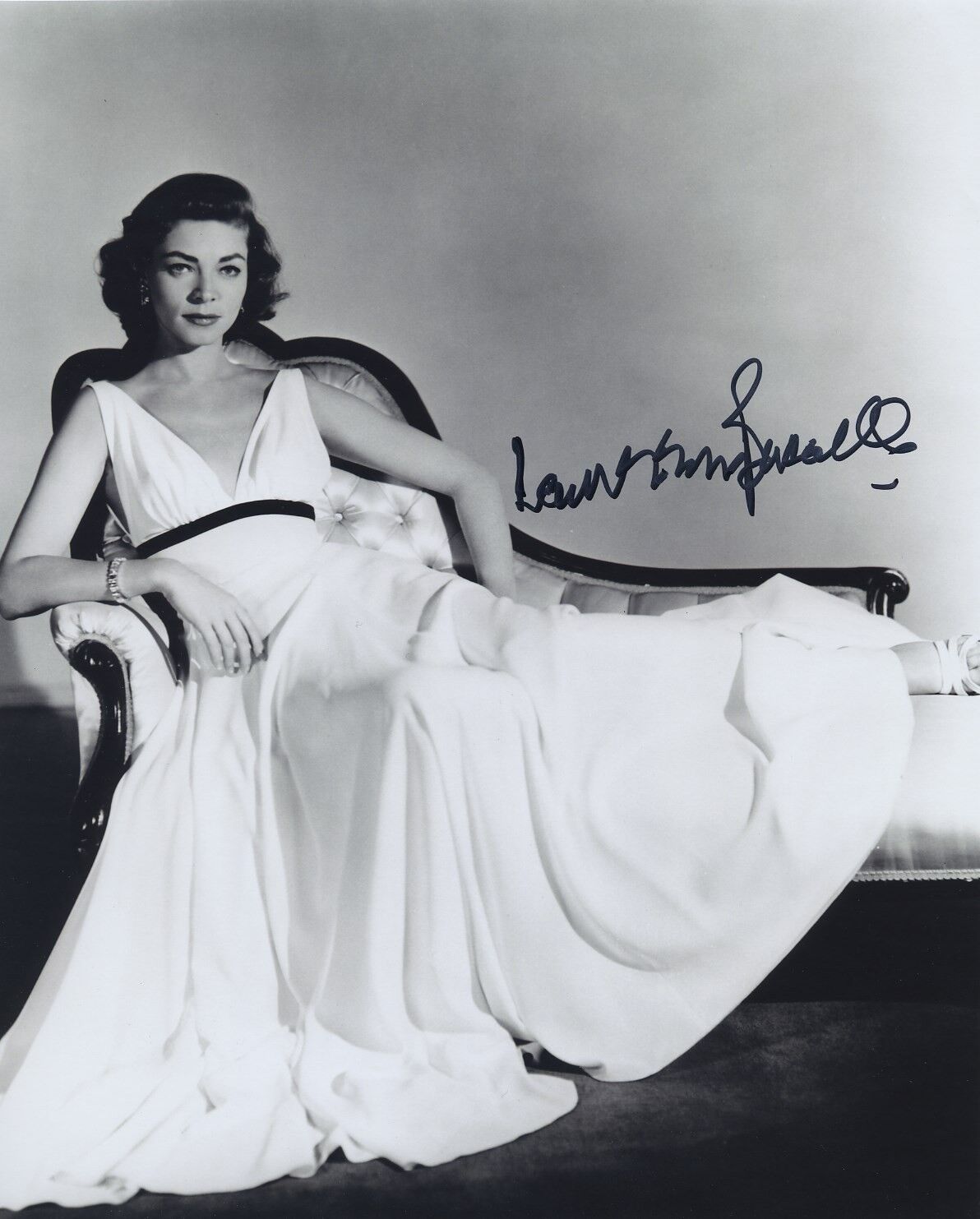 LAUREN BACALL SIGNED AUTOGRAPHED BW 8X10 Photo Poster painting STUNNING!!