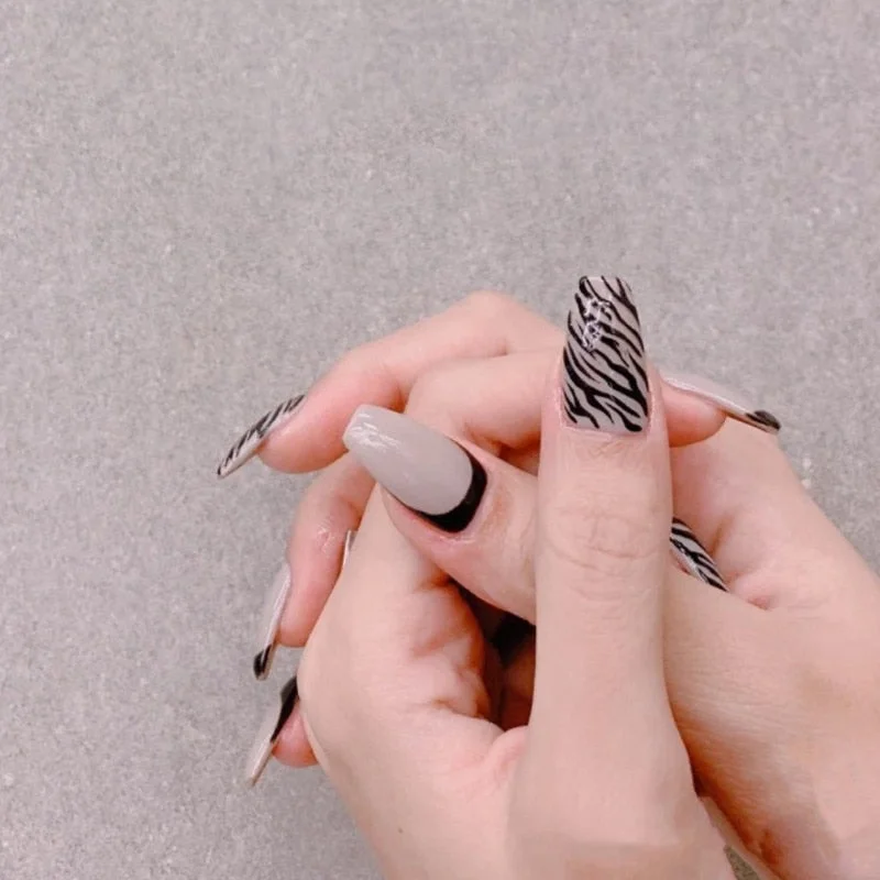 24PCS Nude Color Fake Nails With Black Grids Press On False Detachable Full Cover Artificial Tips Nail Art DIY Manicure No Glue-Nail Inspo