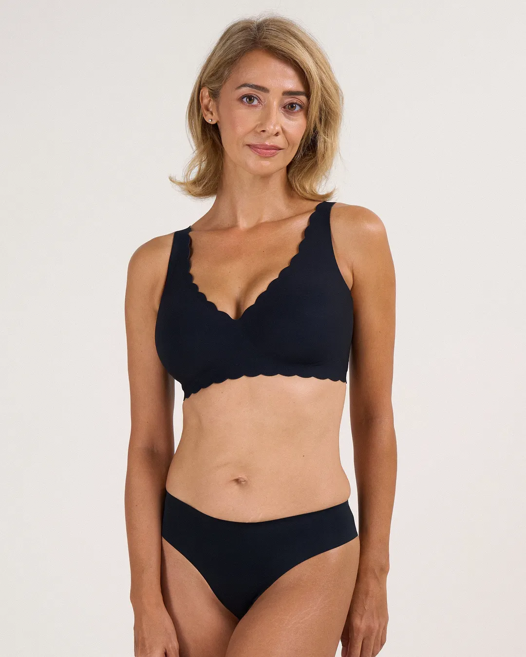 Scalloped Deep V Push-Up Seamless Wireless Jelly Bra