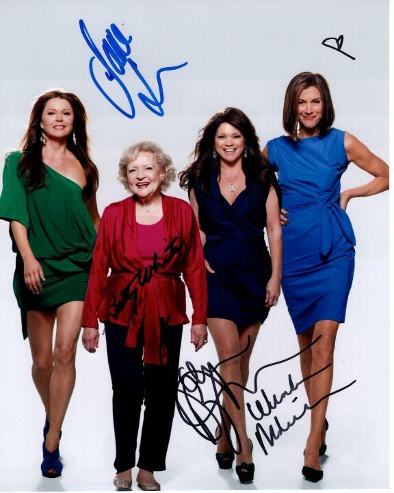 HOT IN CLEVELAND signed CAST Photo Poster painting BETTY WHITE JANE LEEVES VALERIE BERTINELLI +