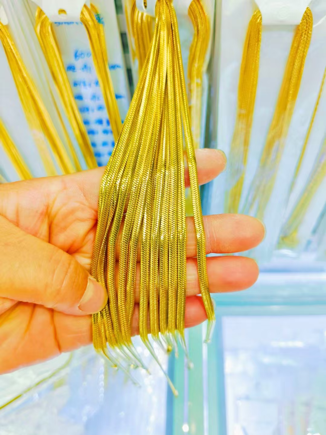 Interchangeable chains that can be worn as a minimalist necklace.