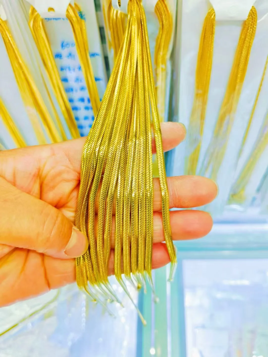 Interchangeable chains that can be worn as a minimalist necklace.