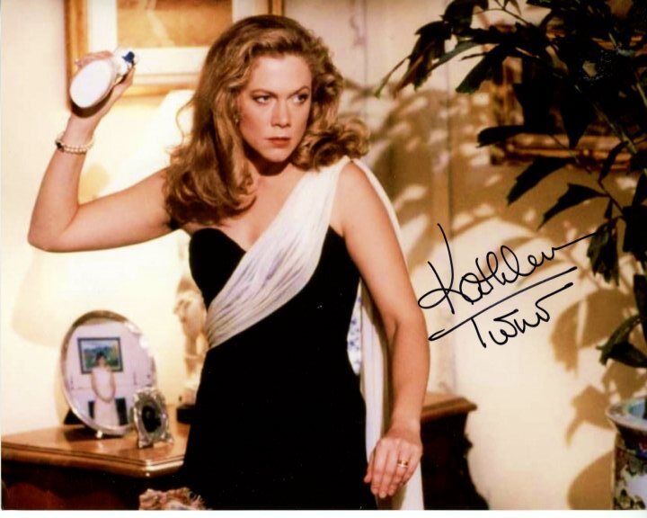 KATHLEEN TURNER signed autographed THE WAR OF THE ROSES BARBARA Photo Poster painting