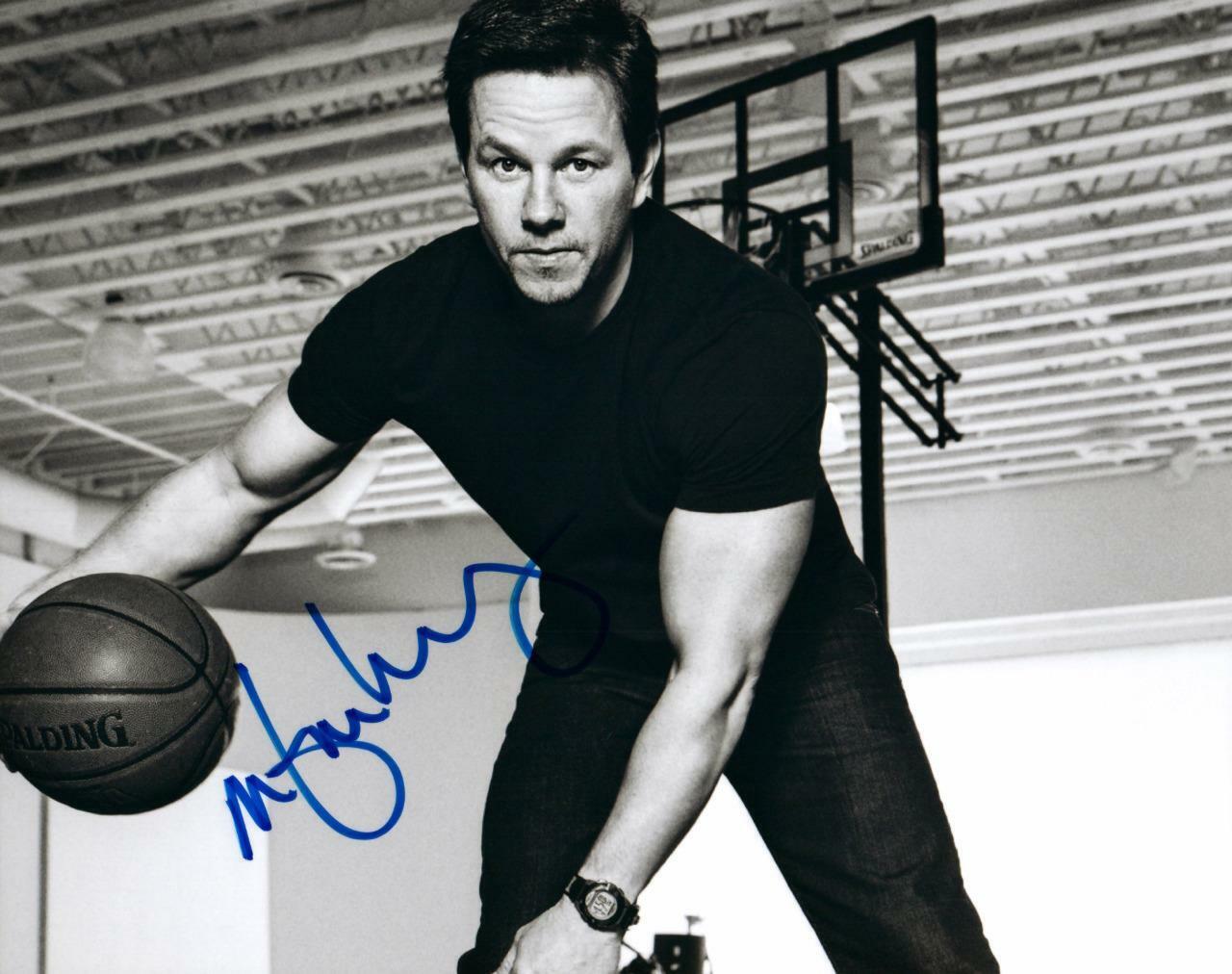 Mark Wahlberg signed 8x10 Picture autographed Photo Poster painting Nice Photo Poster painting with COA