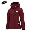NIKE&reg; női sz&eacute;l- &eacute;s v&iacute;z&aacute;ll&oacute; kab&aacute;t l&eacute;g&aacute;teresztő GORE-TEX&reg; membr&aacute;nnal a meleg &eacute;s k&eacute;nyelmes viselet&eacute;rt.