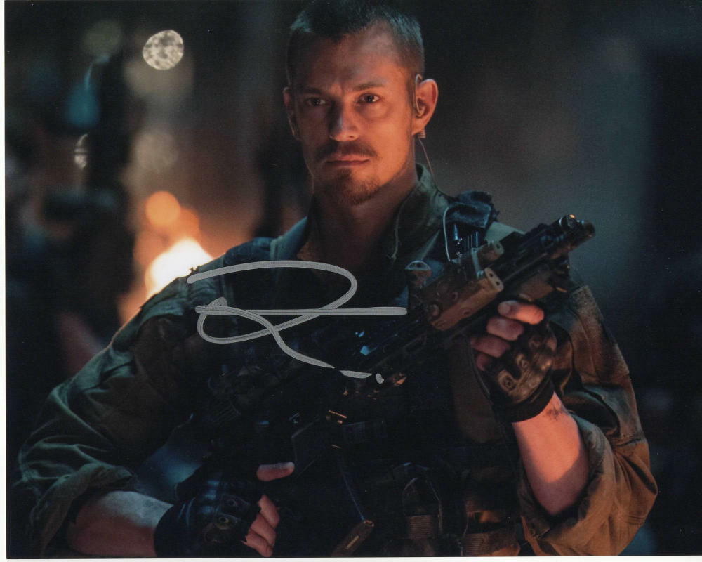 JOEL KINNAMAN SIGNED AUTOGRAPH 8X10 Photo Poster painting - HOT, ROBOCOP STUD, ALTERED CARBON