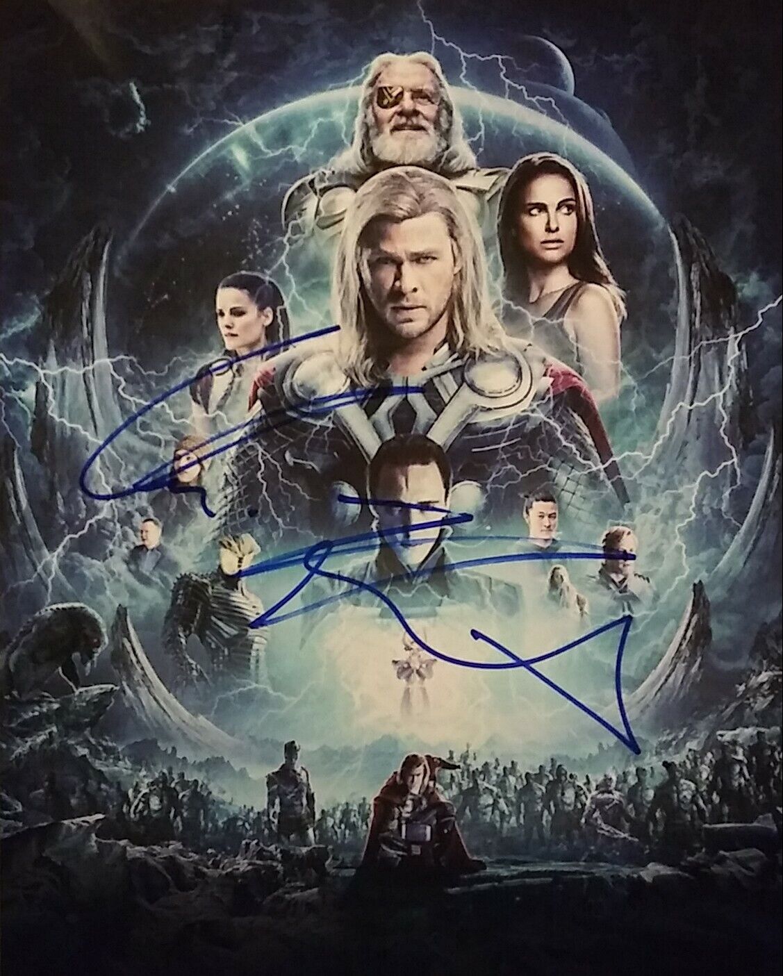 Chris Hemsworth signed 8 x 10