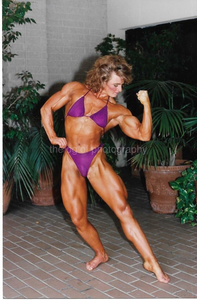 FEMALE BODYBUILDER 80's 90's FOUND Photo Poster painting Color MUSCLE WOMAN Original EN 111 18 N