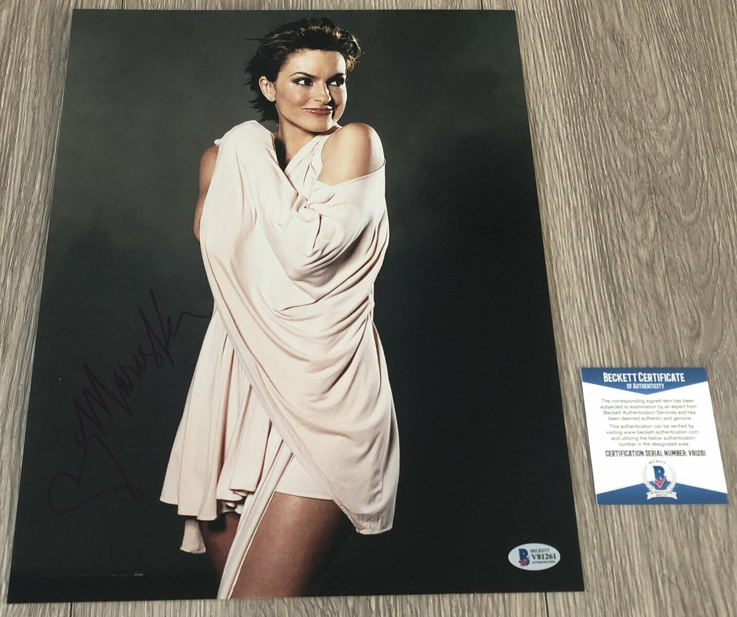 MARISKA HARGITAY SIGNED LAW & ORDER SVU 11x14 Photo Poster painting wEXACT PROOF BAS BECKETT COA