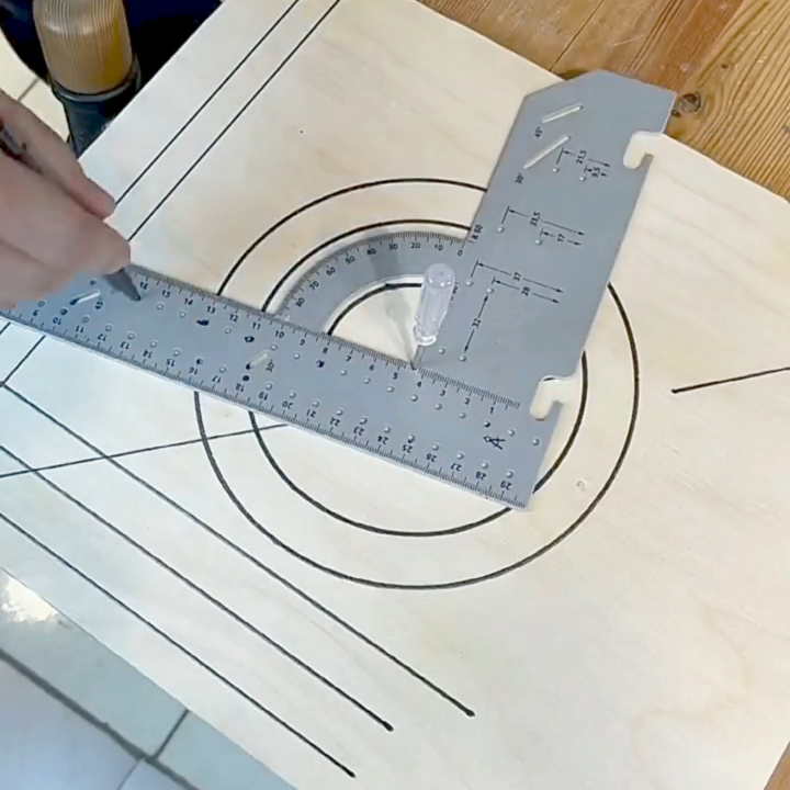 مسطرة النجارة متعددة الوظائف