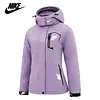 NIKE&reg; női sz&eacute;l- &eacute;s v&iacute;z&aacute;ll&oacute; kab&aacute;t l&eacute;g&aacute;teresztő GORE-TEX&reg; membr&aacute;nnal a meleg &eacute;s k&eacute;nyelmes viselet&eacute;rt.