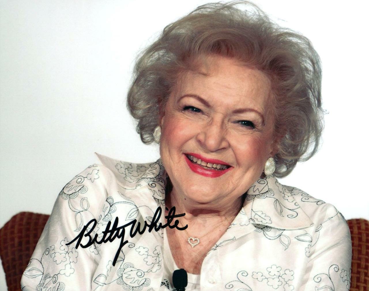 Betty White signed 8x10 Picture autographed Photo Poster painting Nice Photo Poster painting with COA