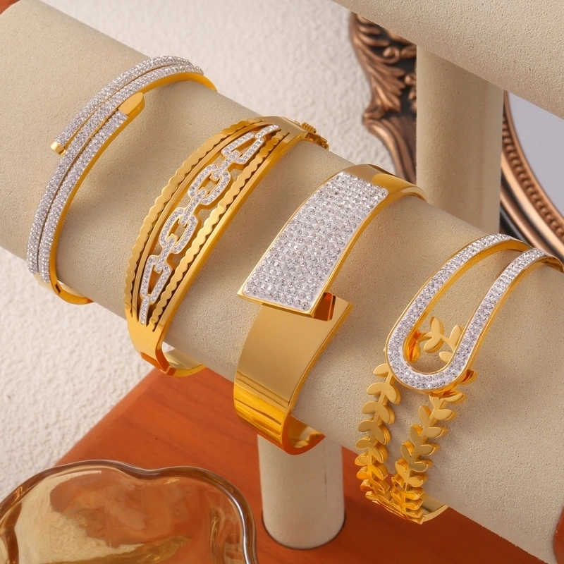 Casual Elegant Minimalist Geometric 304 Stainless Steel 18K Gold Plated Rhinestones Bangle In Bulk