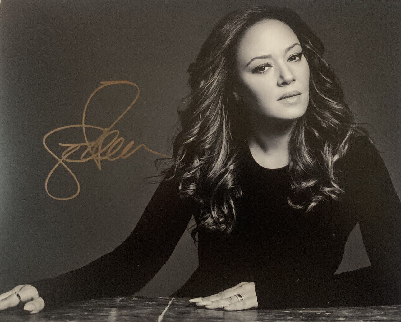 LEAH REMINI HAND SIGNED 8x10 Photo Poster painting ACTRESS SEXY RARE AUTHENTIC AUTOGRAPH COA