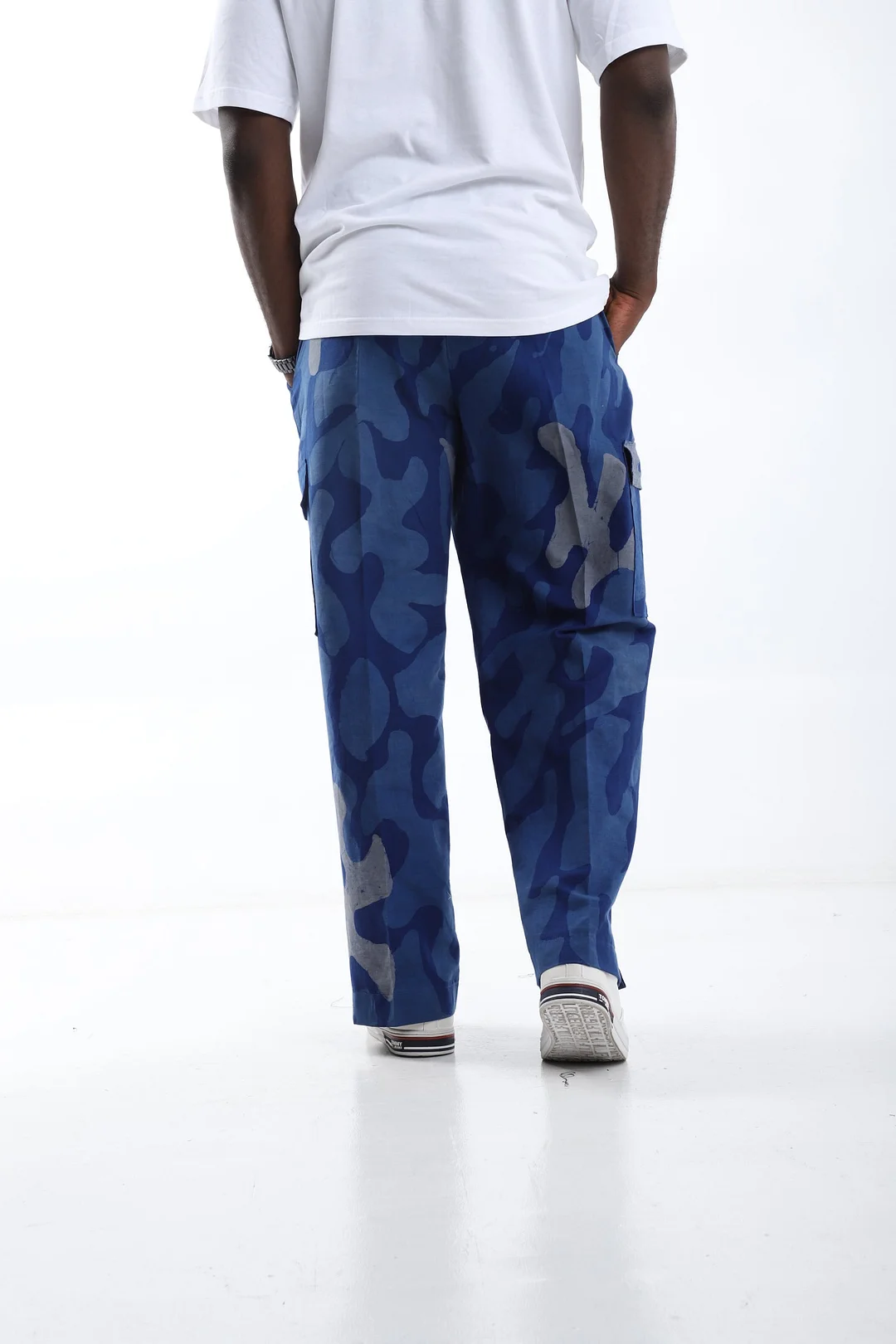 Blue Camouflage Cargo Pants with White T-Shirt-inspireuse