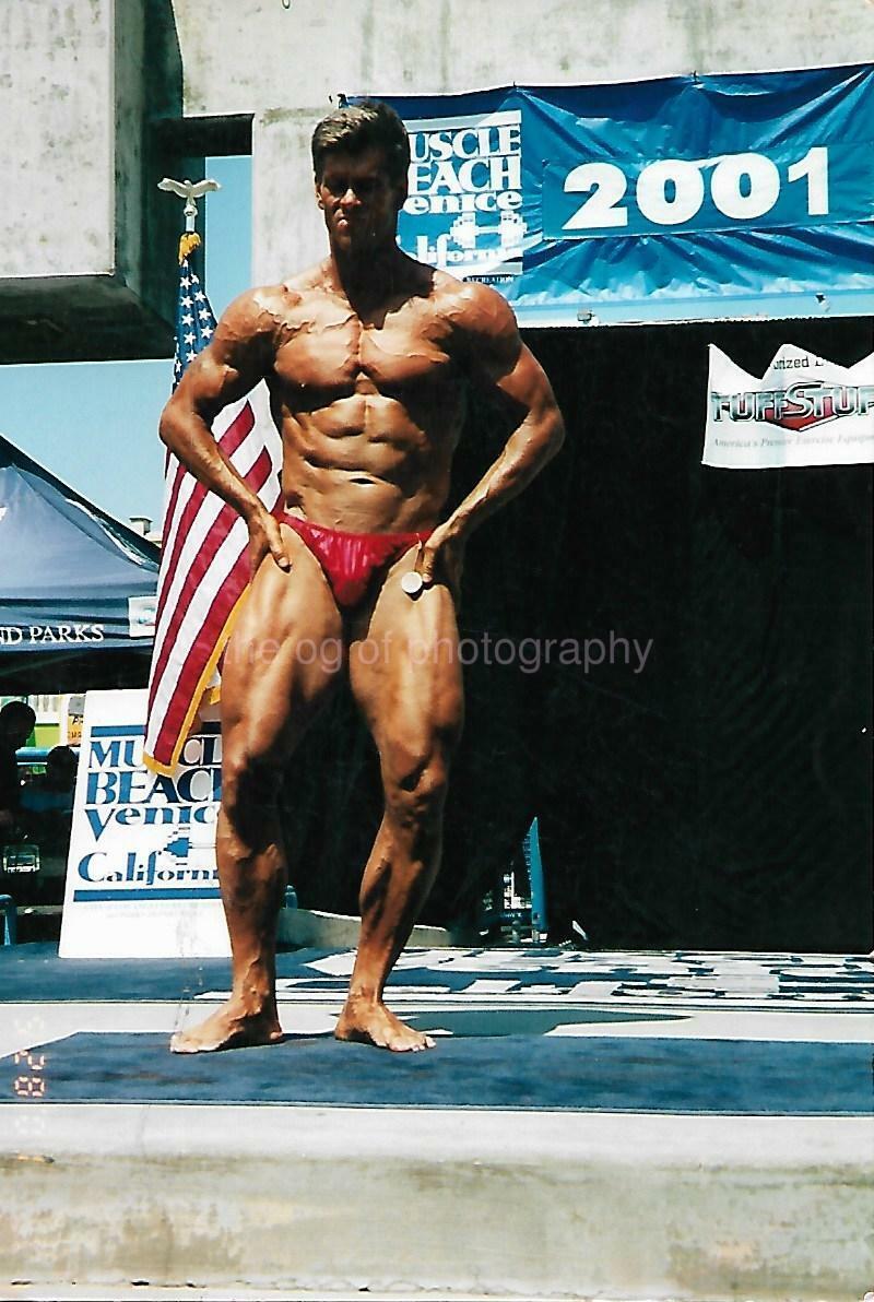 FOUND BODYBUILDING Photo Poster painting Color VENICE BEACH CALIFORNIA Original MUSCLE MAN 2145S