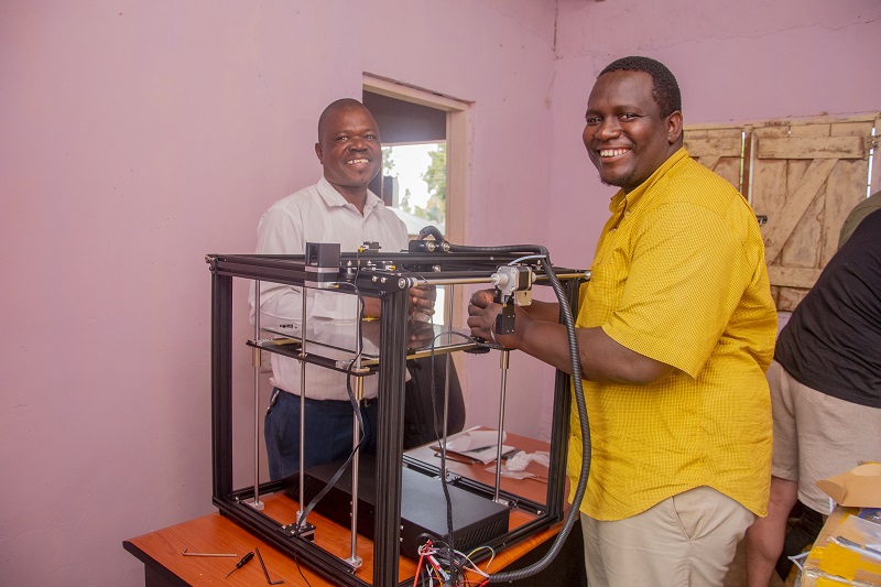 Rajabu and his colleague are assembling the new Creality Ender-5 Plus printer  they received at TABASAMU.