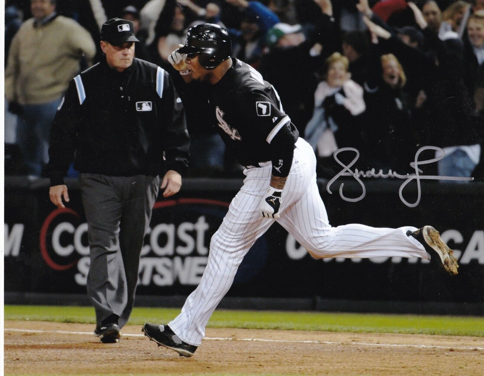 ANDRUW JONES CHICAGO WHITE SOX ACTION SIGNED 8x10