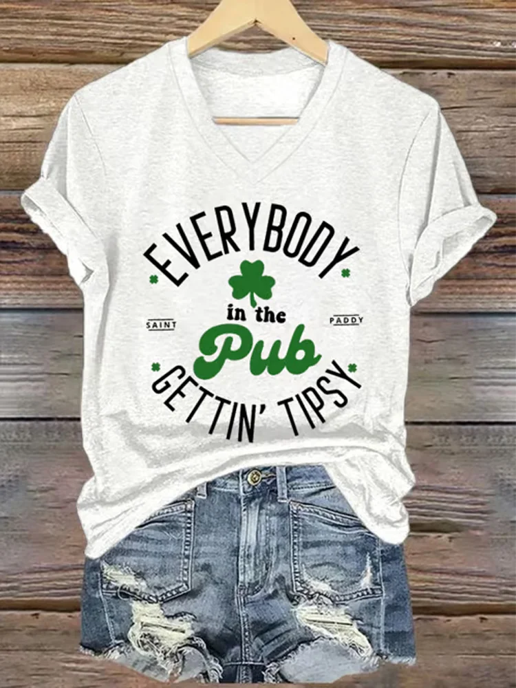 VChics Women's Everybody In The Pub Getting Tipsy St. Patrick's Day Printed V-neck T-shirt