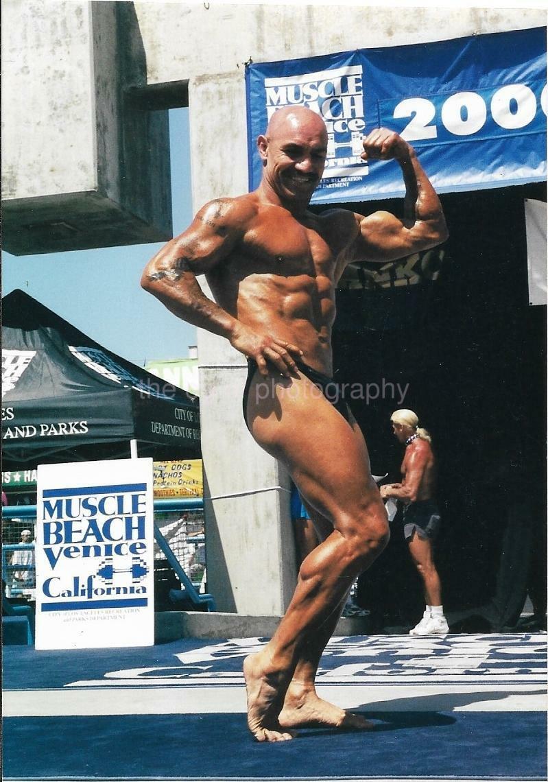 FOUND Photo Poster paintingGRAPH Color MUSCLE MAN Snapshot VENICE BEACH CALIFORNIA 21 56 F