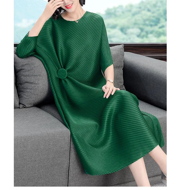 Elegant and fashionable pleated dress