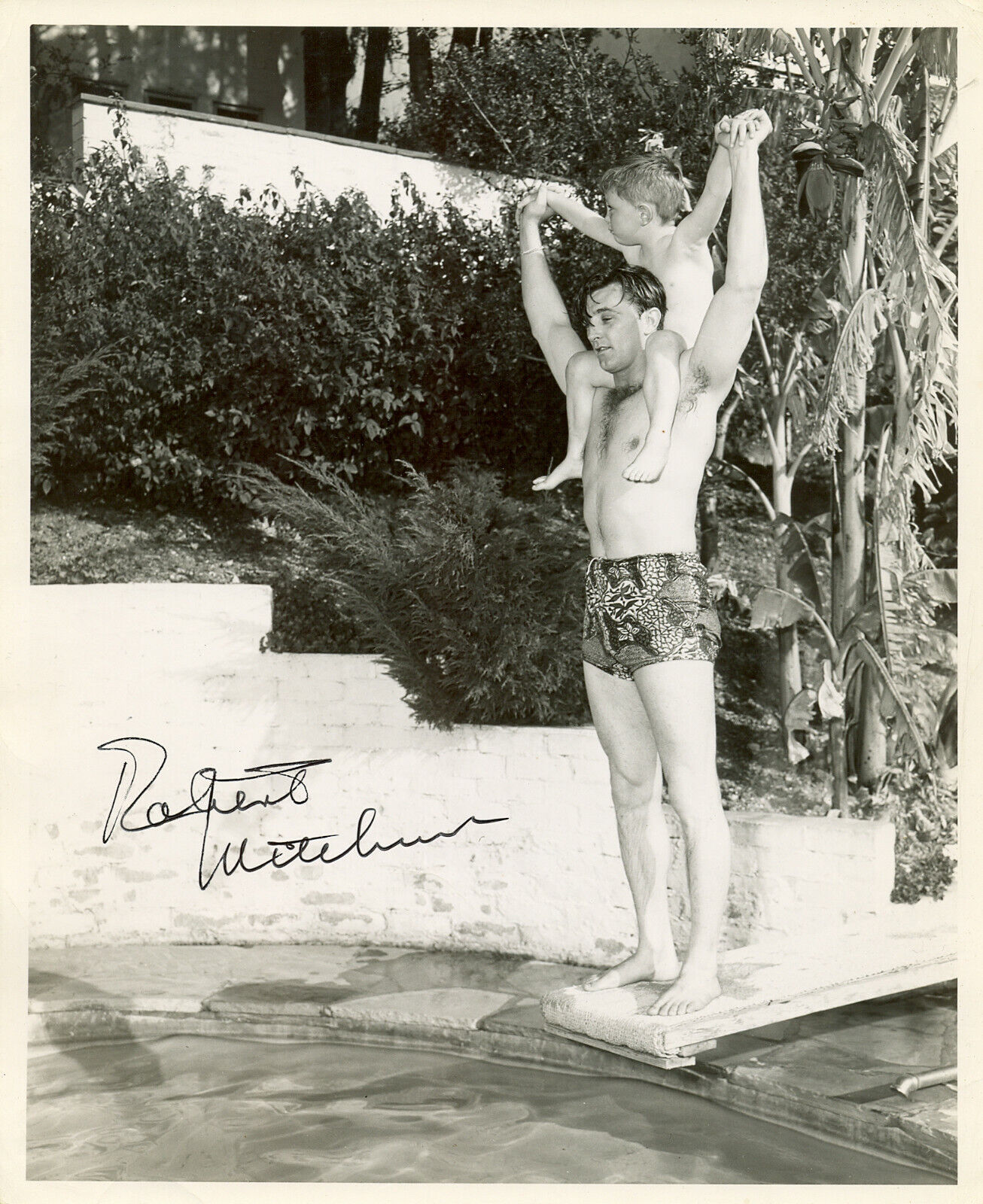 ROBERT MITCHUM Signed 'Swimming Trunks' Photo Poster paintinggraph - Film Star Actor - Preprint