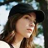 Perruque casquette de baseball 2 en 1 aux cheveux boucl&eacute;s