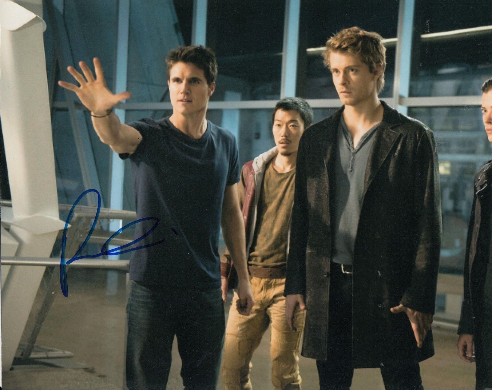 ROBBIE AMELL signed (THE TOMORROW PEOPLE) 8x10 Photo Poster painting *STEPHEN JAMESON* W/COA