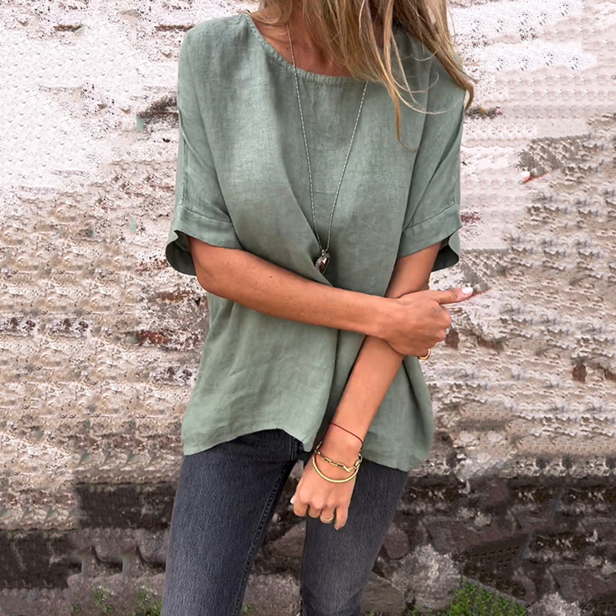 Round Neck Medium Long Sleeved Loose Fitting T-Shirt wearshes