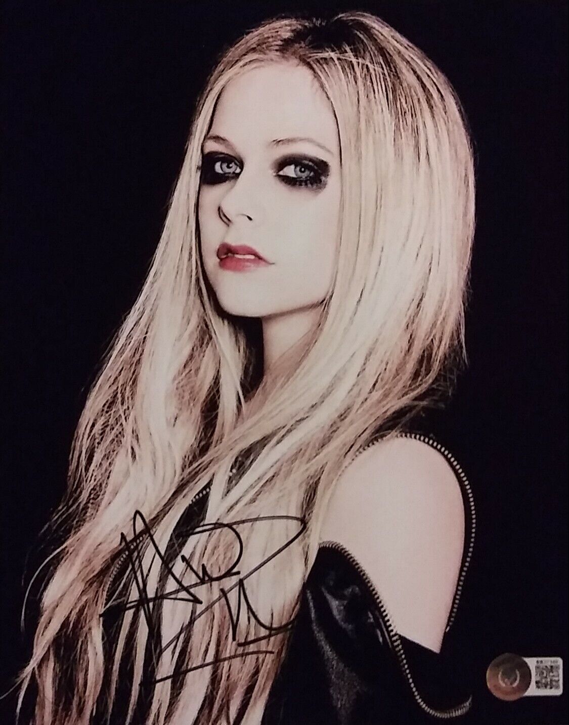 Avril Lavigne signed 8 x 10 COA Beckett