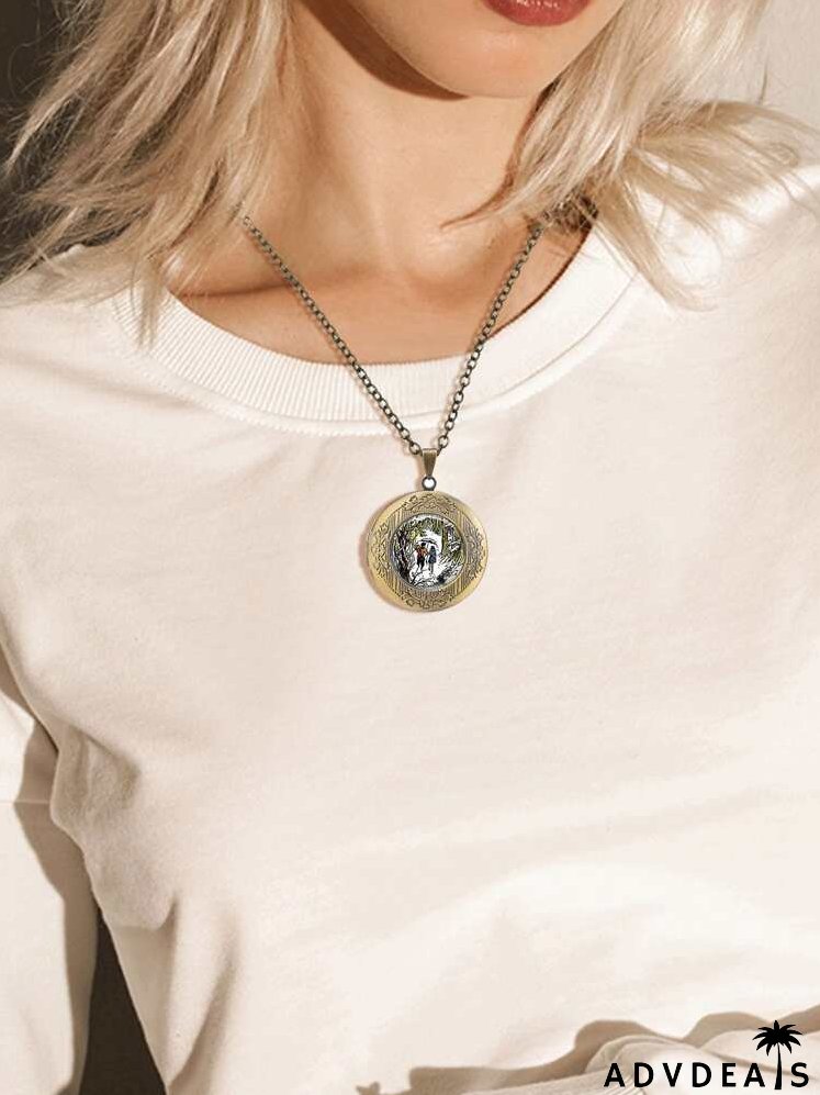 Graphic Detail Round Charm Necklace