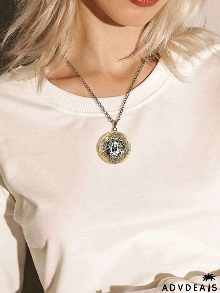 Graphic Detail Round Charm Necklace